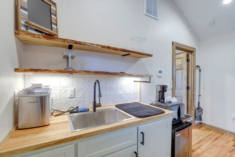 2 Blocks to Appalachian Trail! Couple's Retreat