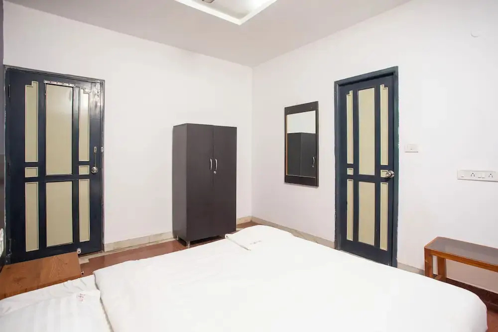 Stayz Inn near Marina Beach