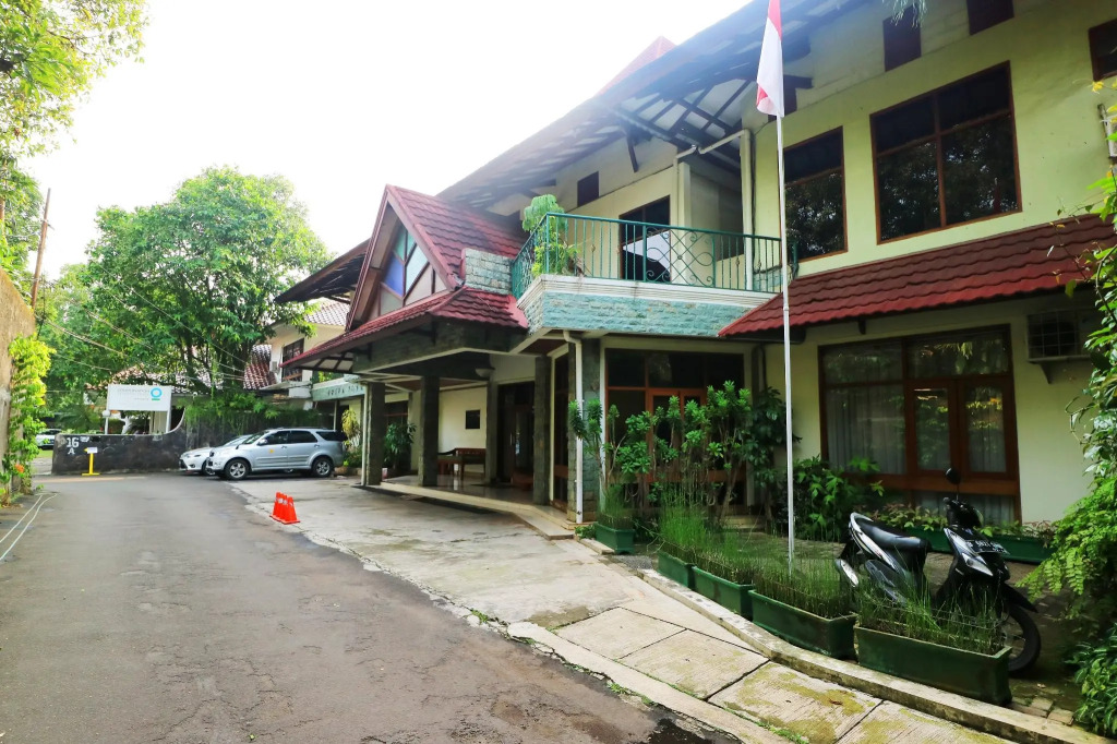 RedDoorz Plus near Kemang Raya