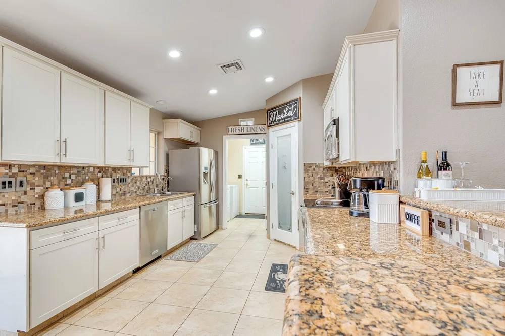 Lake Havasu City Escape: Patio, Pool + Grill!
