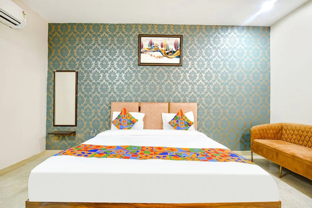 Fabhotel Moon Lite