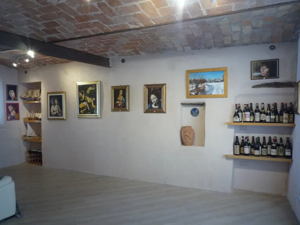 The Vigna del Parroco 2 is a House With two Apartments Located in Serralunga