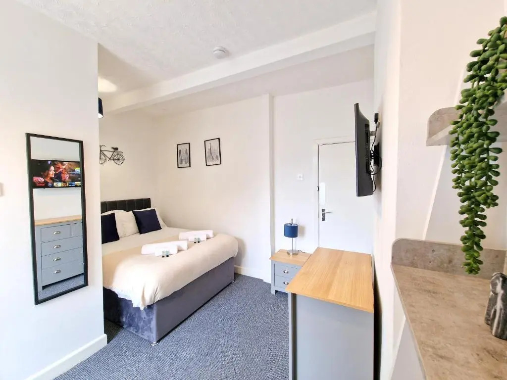 Burnley Terraced House by Bevolve - Free Parking