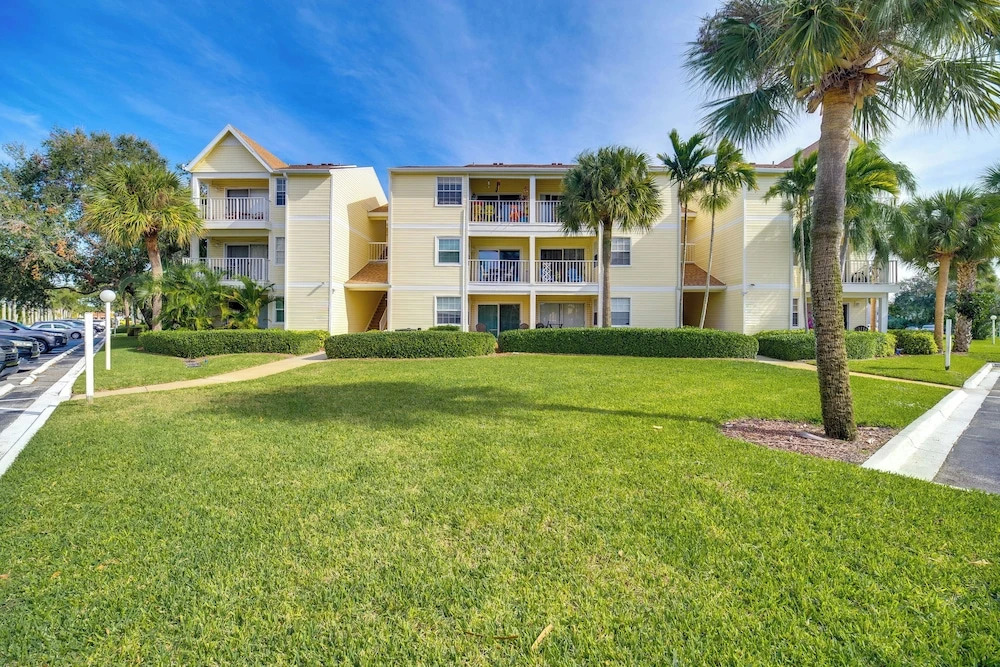 Walk to Canova Beach Park: Couple's Coastal Condo