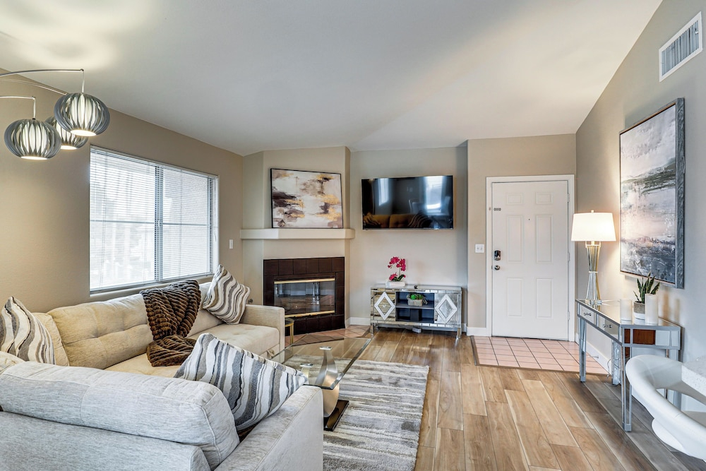 Long-term Ready! Green Valley Condo w/ Pool Access