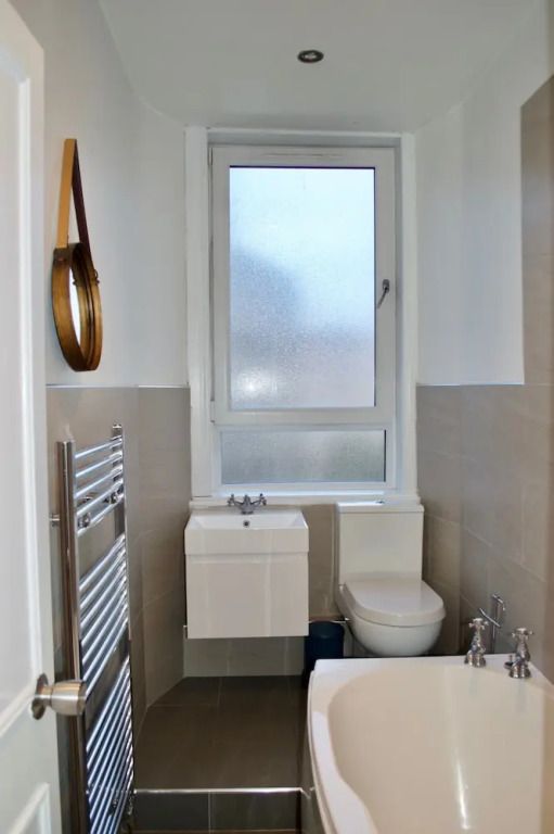 Spacious 2 Bedroom Apartment in Meadowbank