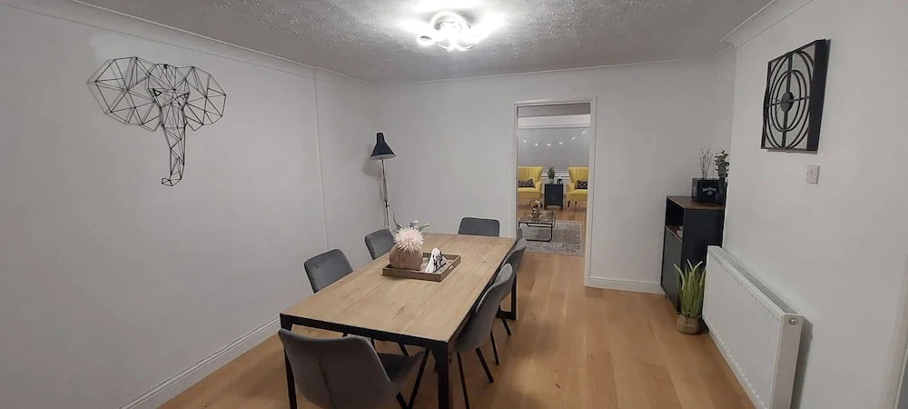 Luxury 5 Bedroom 2 BA House with Parking