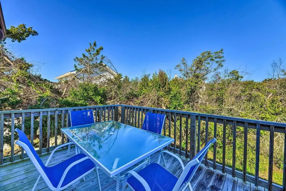 'west of the Moon' Ocean Apt w/ Beach Access!
