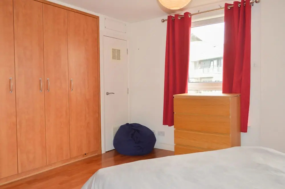 Modern 1 Bedroom Apartment With Balcony