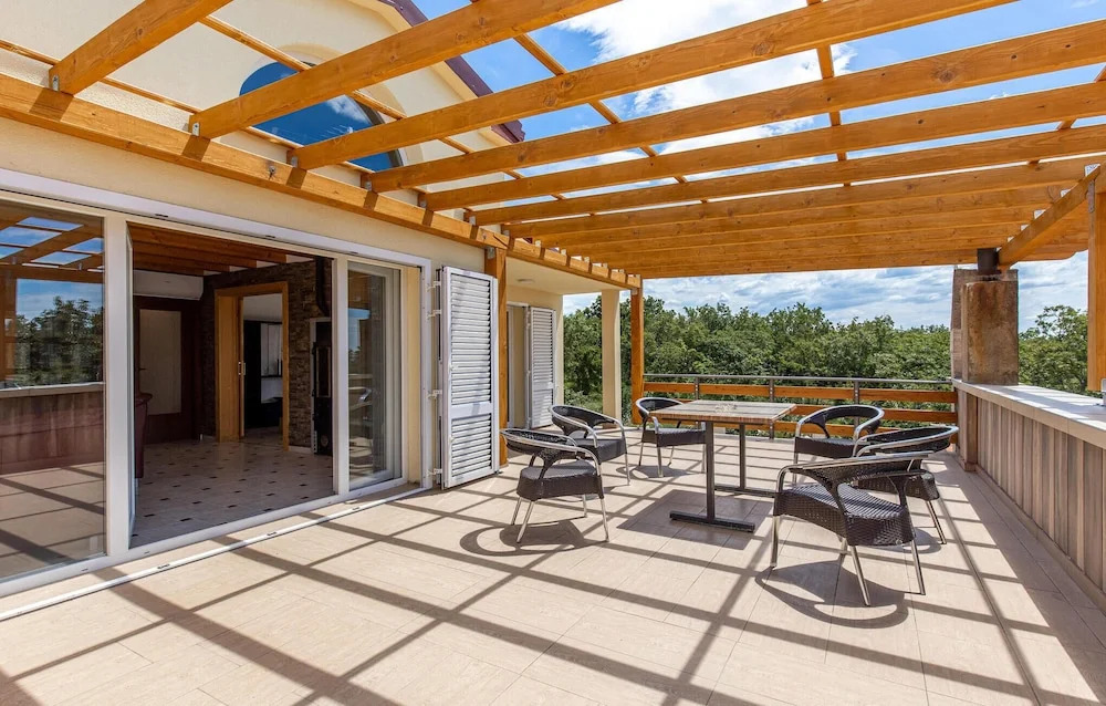 Pet Friendly Home In Smrika