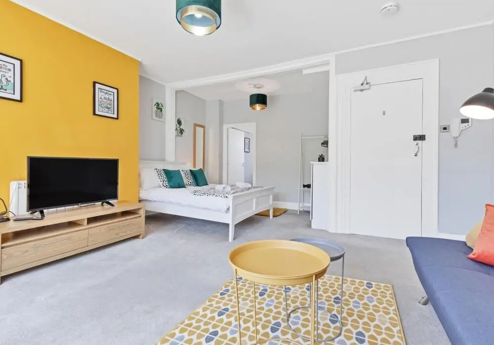 Grand Studio View - Large City Centre Studio Apartment