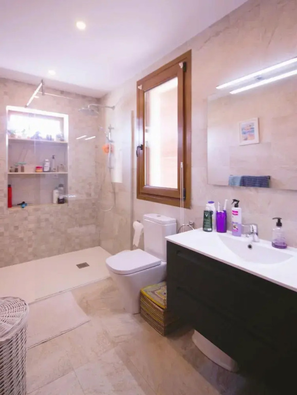 Fanila in J vea With 4 Bedrooms and 3 Bathrooms