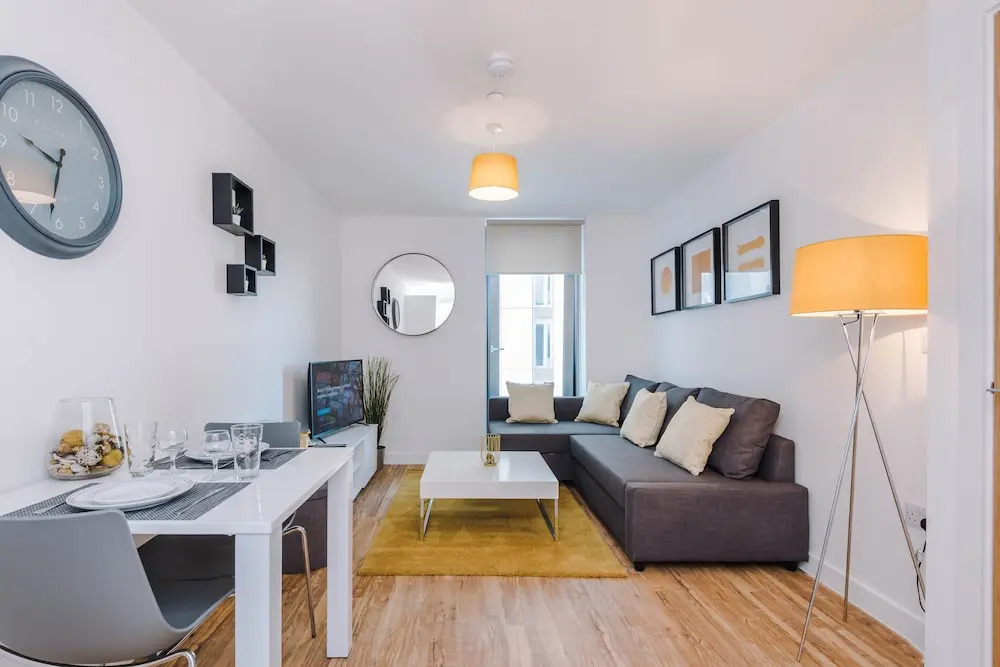 Contemporary 1 Bed Apartment Media City