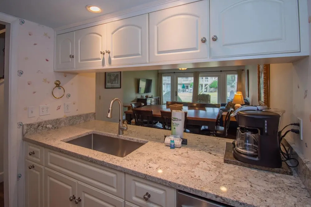 Two-story Condo With Private Deck, Wifi and Courtyard Pool Access