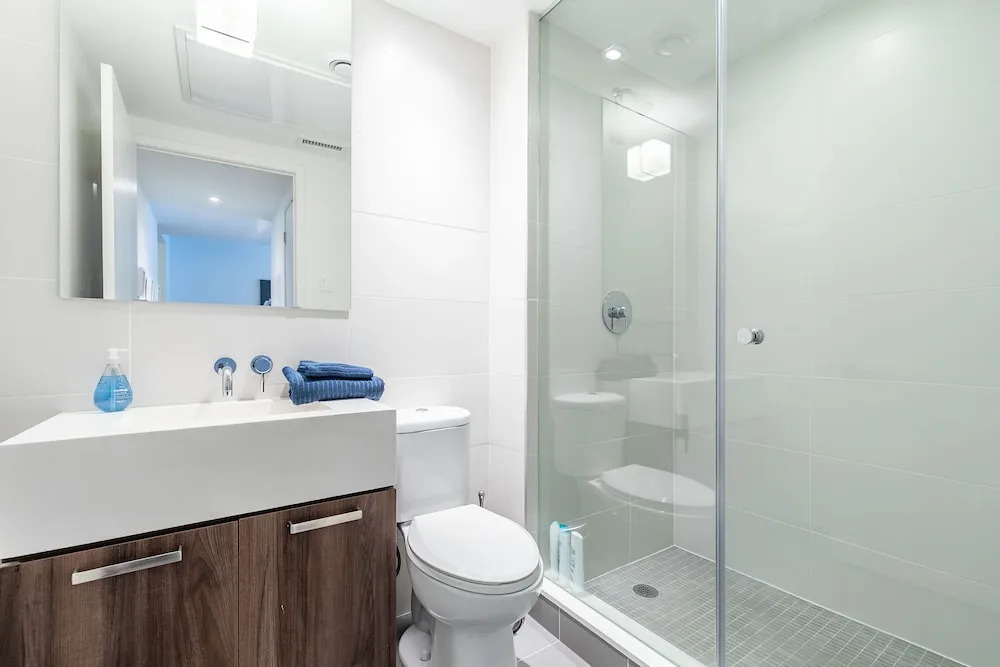 Stylish and Bright 1BR Condo King West
