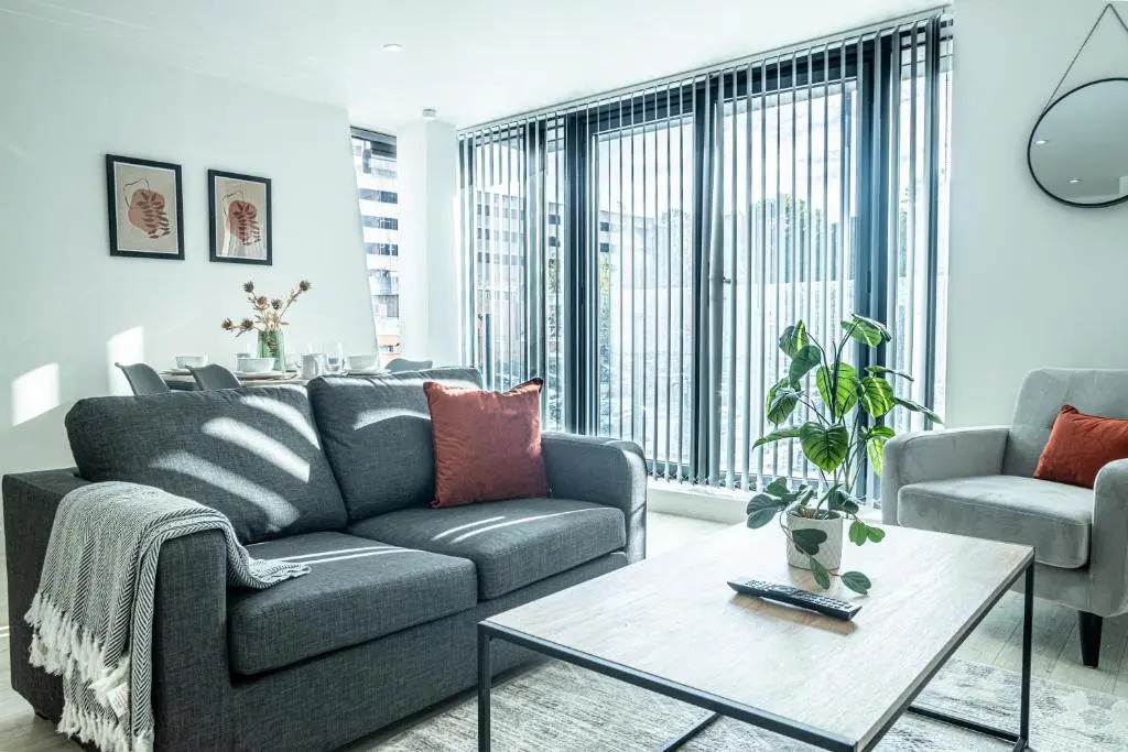 Modern Luxe 1 & 2 Bed Apts near Granby Plaza by Sojo Stay