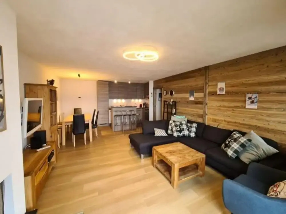 Spacious Apartment With Garden Furniture