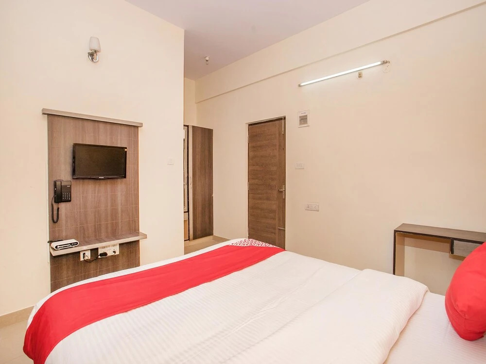 OYO 15711 Athiti Residency
