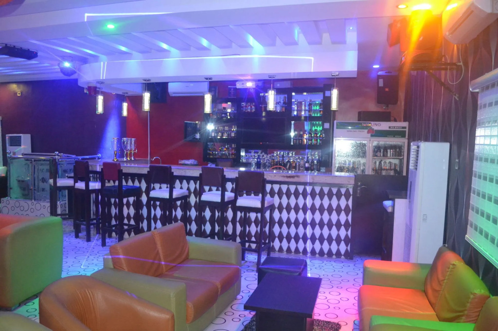 Mac Dove Lounge & Suites ltd