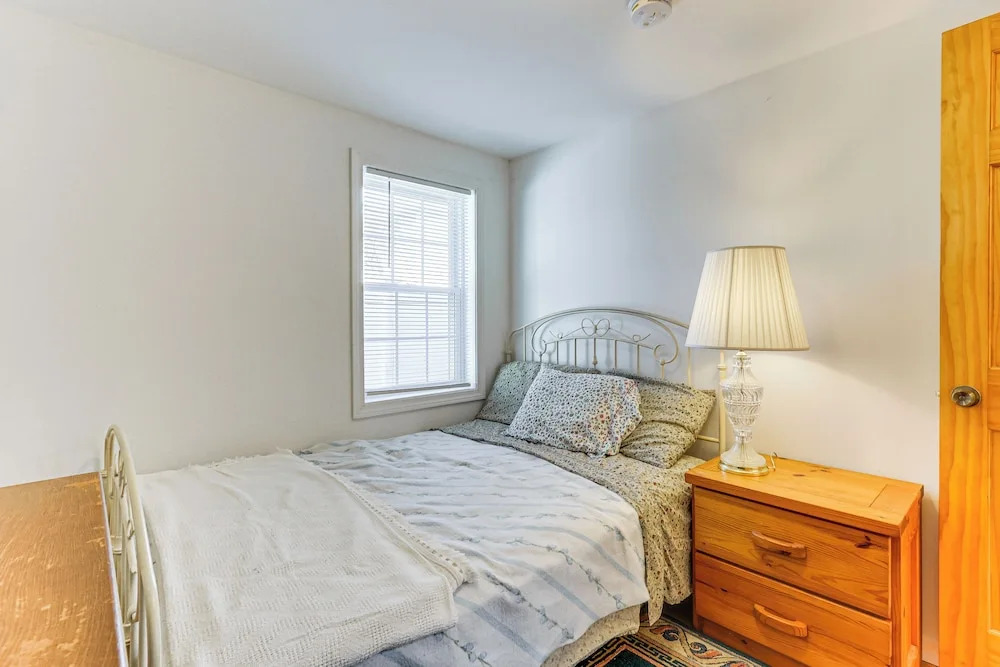 Charming Old Lyme Cottage, Steps to Private Beach!