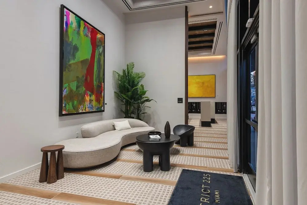 District 225 • 2 BD/2BTH • 20th Fl • Free Spa
