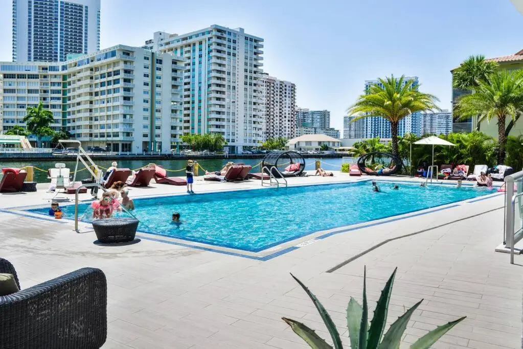 Awesome 2BR Condo @Beachwalk Resort W/Pool