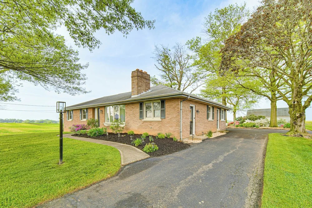 3 Mi to Dutch Wonderland: Serene Home w/ Deck