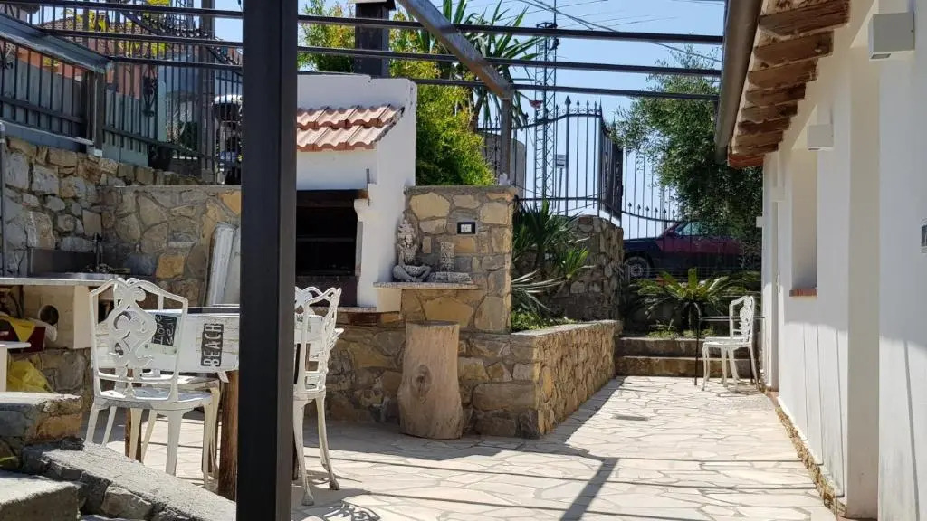 PICCOLA CASA CON GIARDINO