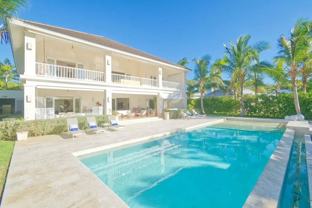 Modern Villa w Golf and Lake View in Beach Resort