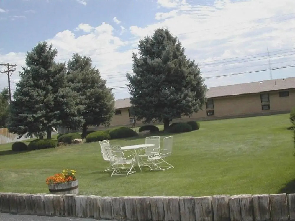 DJ Main Street View Inn & Suites