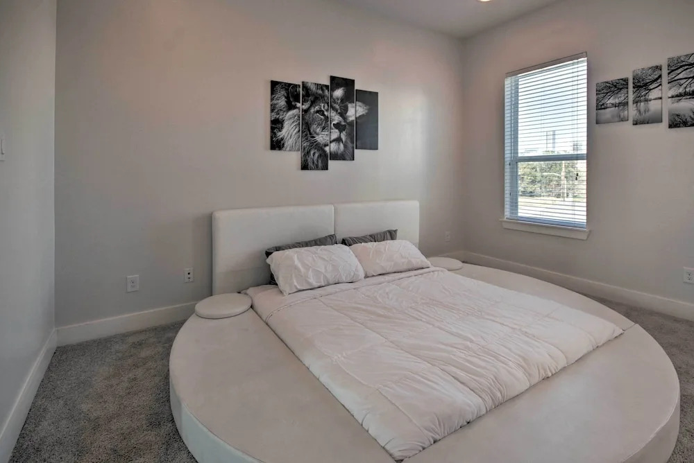 Central Houston Townhouse - 1 Mi to Downtown