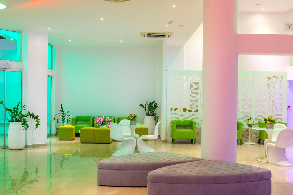 Limanaki Beach Hotel & Suites