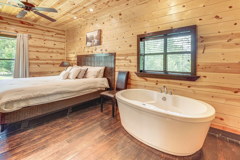 Cabin w/ Hot Tub & Deck: 5 Mi to Broken Bow Lake