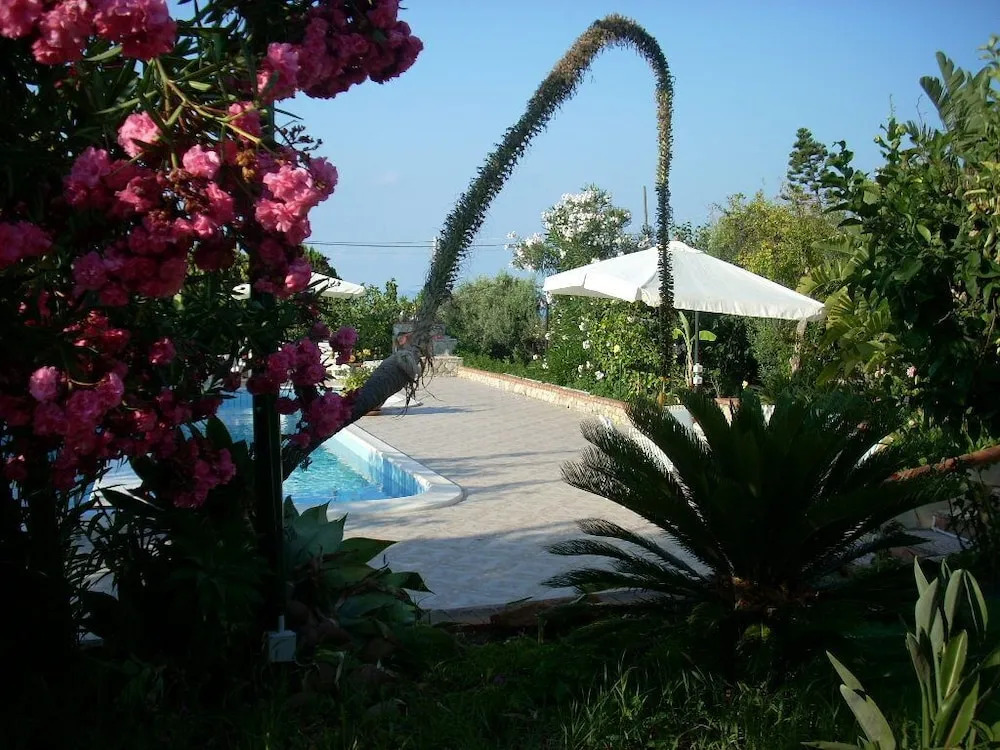 Panoramic Apartment in Villa With Pool and Garden Wi-fi