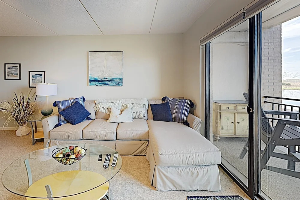 New Listing! Downtown Riverfront W/ Balcony 1 Bedroom Condo