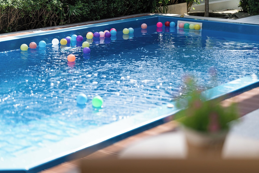 Songmee Pool Villa Nikompattana