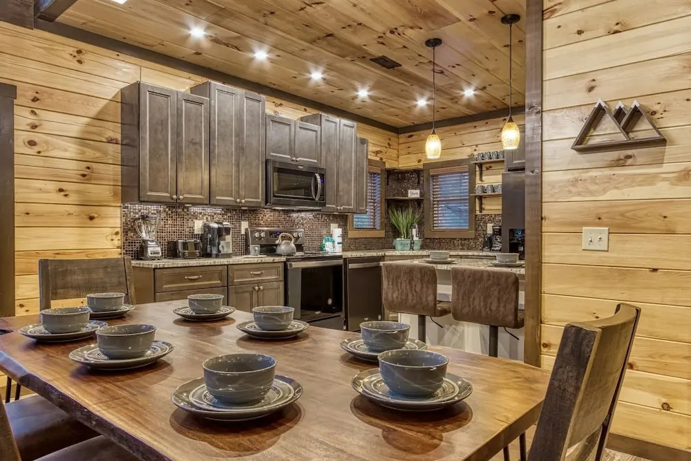 ERN823 - EAGLE FALLS - GREAT LOCATION WITH PRIVATE HEATED INDOOR POOL! CLOSE TO TOWN! cabin