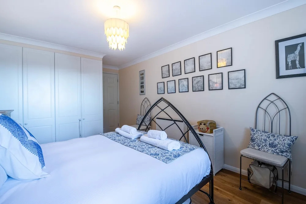 Delightful Wapping Home with Stunning River Views