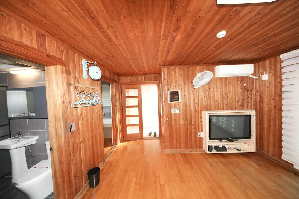 Janguneomeo Park JeongA Pension