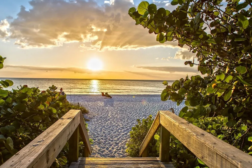 New Listing! Designer Beach W/ Bikes 3 Bedroom Home