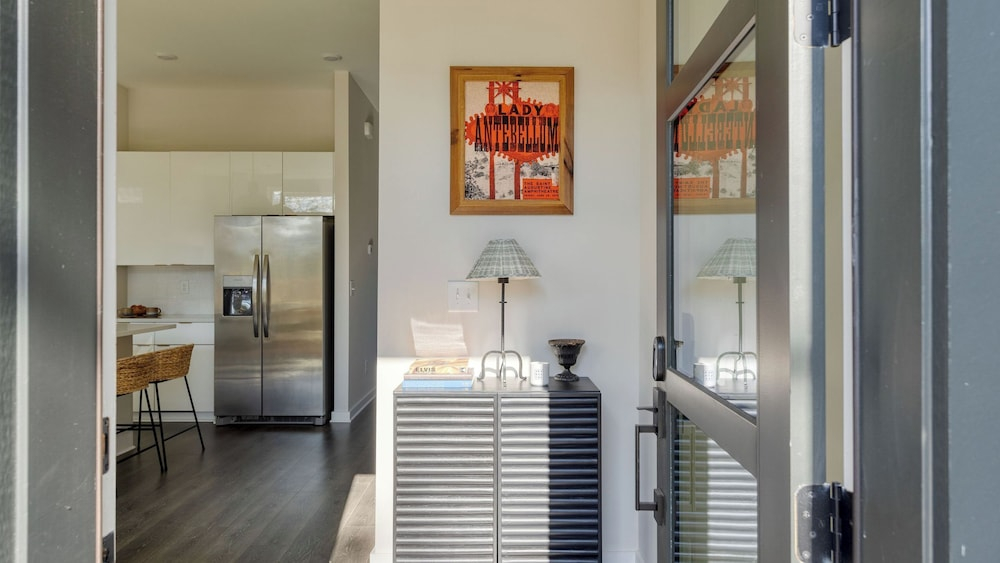 Minutes to Broadway Chic Newly Built 4bdr w/ Balcony 98 Degrees by Avantstay