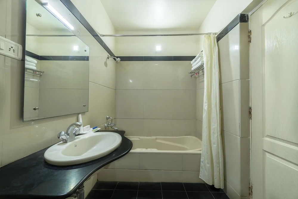 Hotel Raj Comforts - Golf View