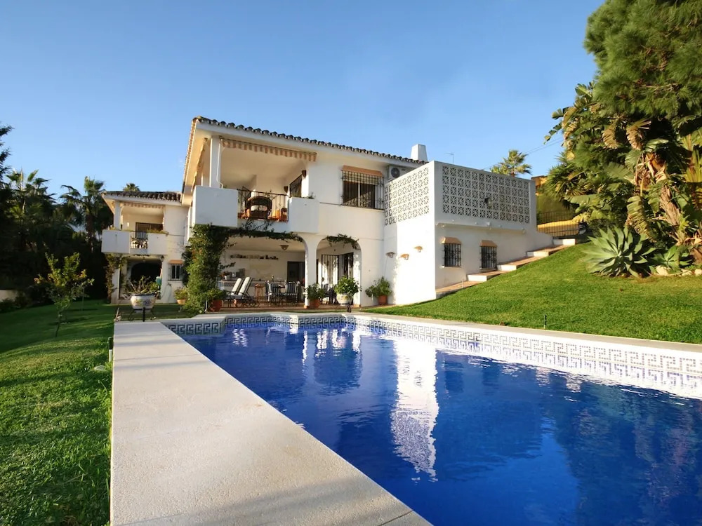Apartment in Beautiful Villa With Communal Swimming Pool