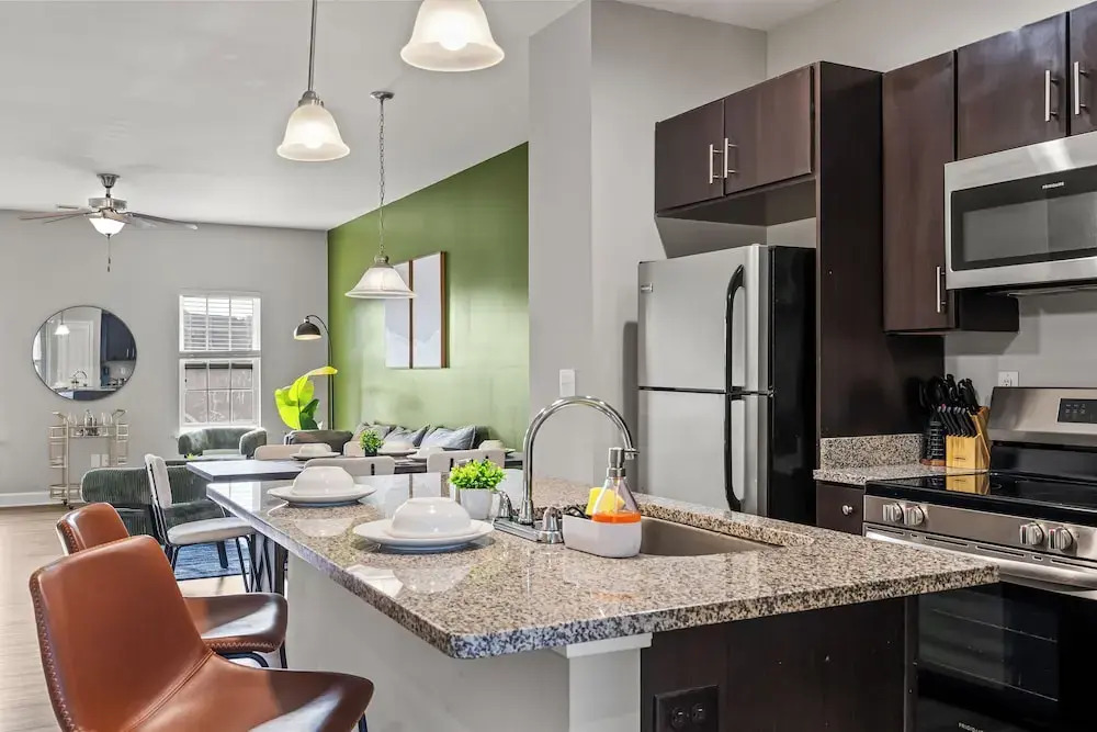 Upscale King 3BR Townhouse in Pineville