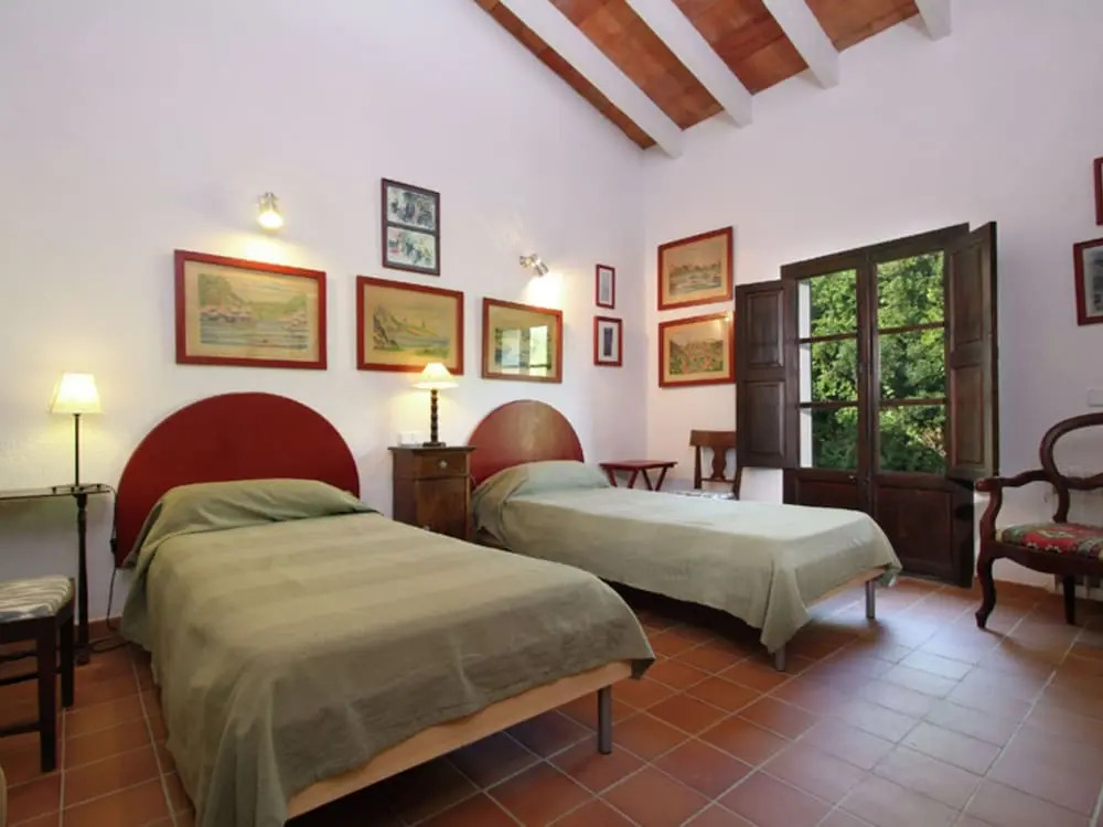Large Traditional Country House With Spacious Veranda, Garden and Private Pool