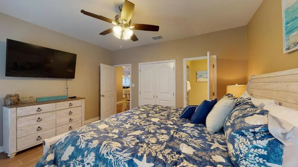 CDR109 Salt Therapy 3 bedroom 3 bath Newly Remodeled, BEACH home with Shared POOL