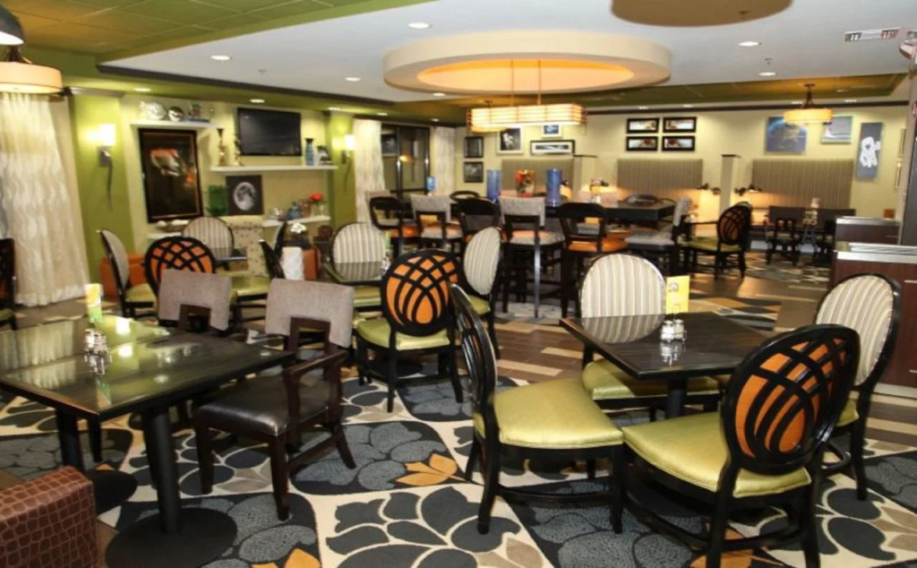 Holiday Inn Express & Suites - Huntsville Airport by IHG