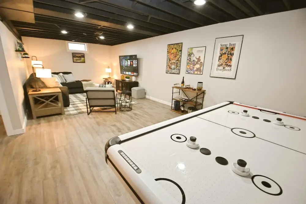 Modern 5 Bedroom Home Sleeps up to 12 15 min Walk to ND 2329