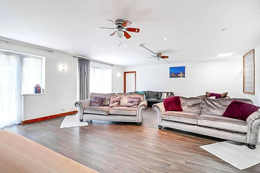 Stunning 7-bed Detached House in Luton With Parkin