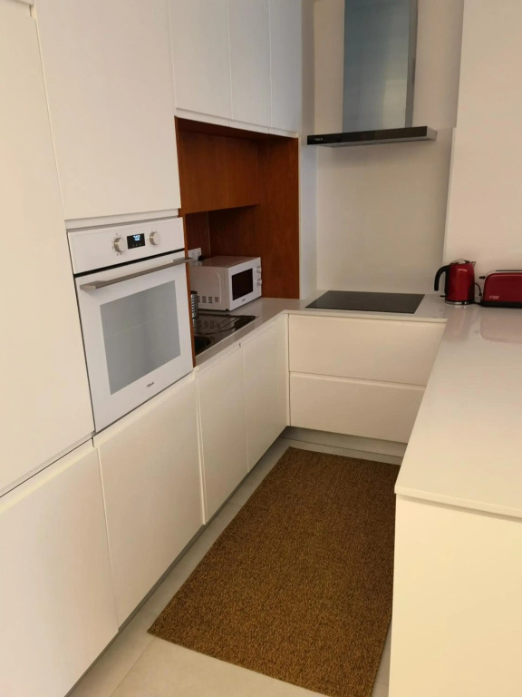 211 Apartamento moderno com vista para a piscina no centro da cidade